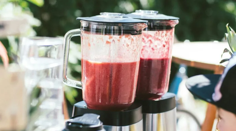 zwei Standmixer stehen nebeneinander