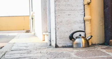 ein Wasserkessel steht auf einer Straße an einer Wand