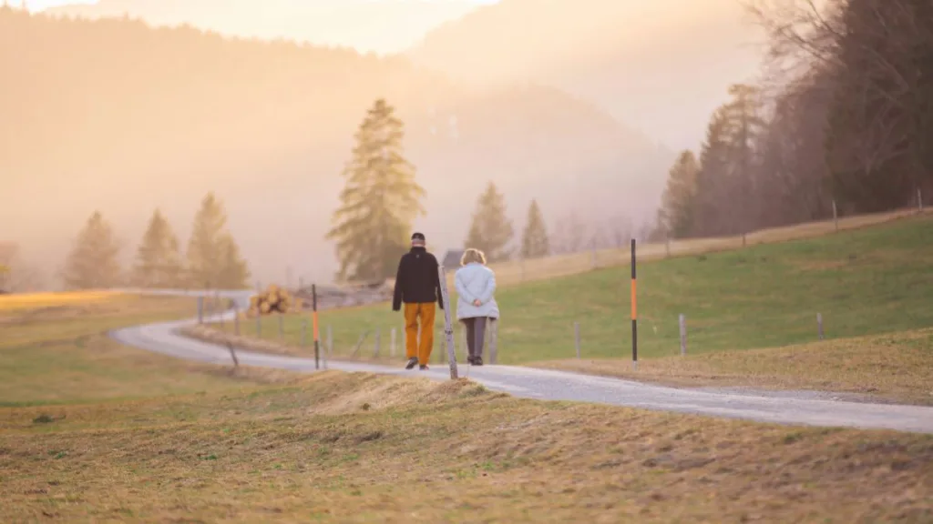 zwei Rentner wandern in den Bergen und machen eine Aufstieg