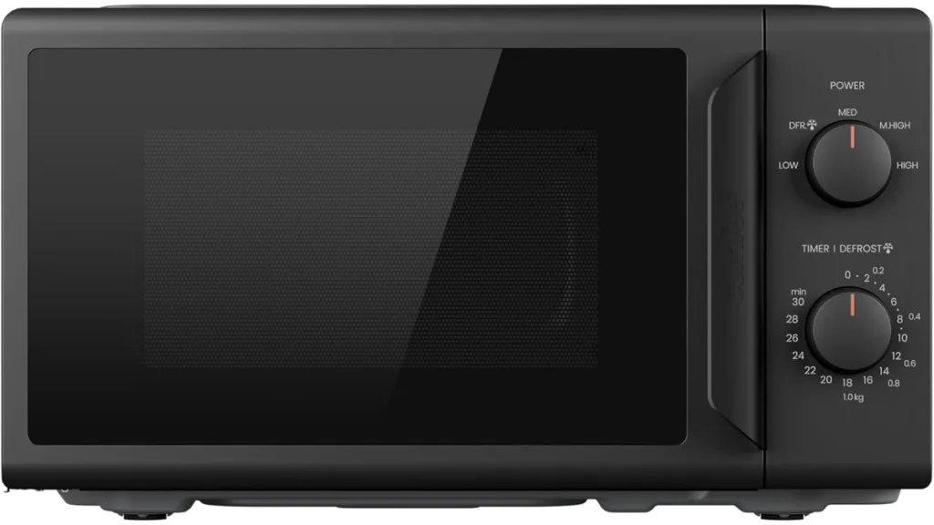 die Comfee CMO Solo-Mikrowelle in einem matten Schwarz