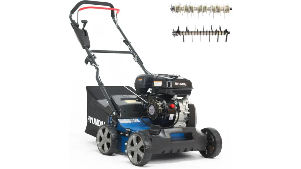 der blaue HYUNDAI SC4001G Benzin-Vertikutierer mit 5,4 PS