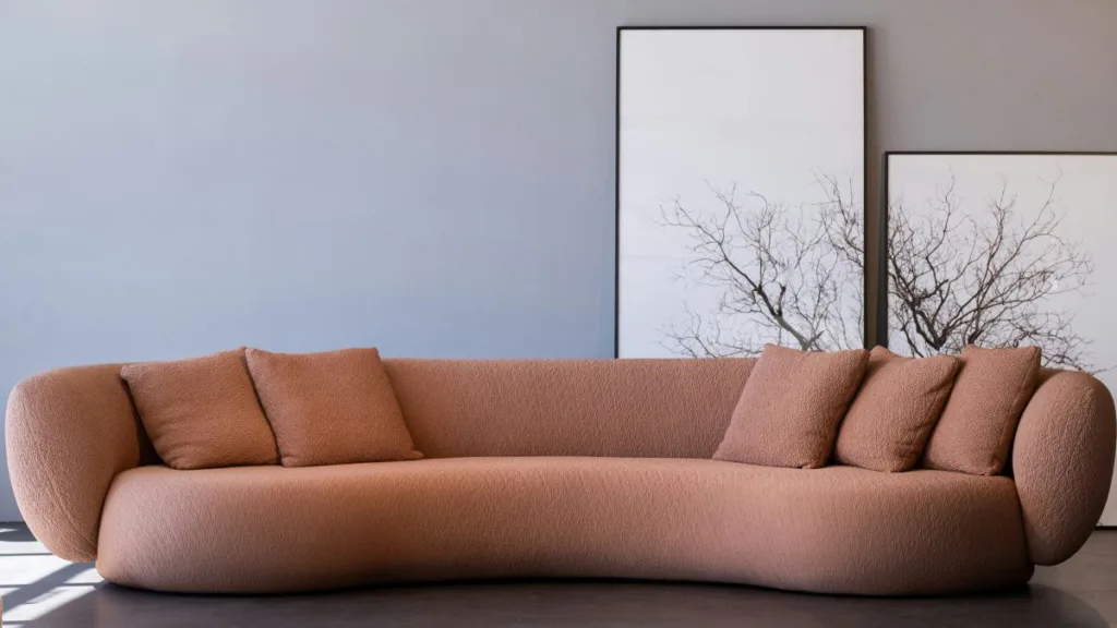 eine braune Designercouch