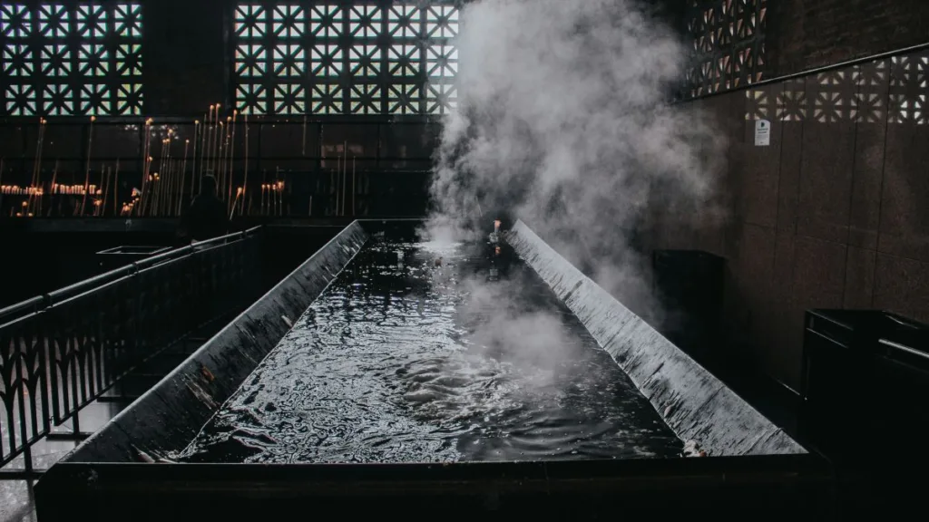 Wasserdampf steigt aus einer großen Wanne auf