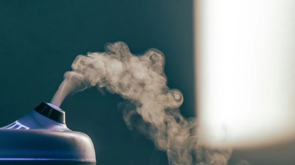 Wassernebel kommt aus einen Luftbefeuchter