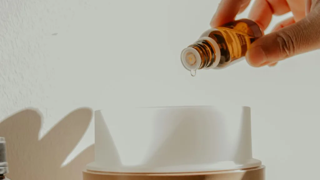 ein Tropfen ätherisches Öl in einen Verdunster Luftbefeuchter