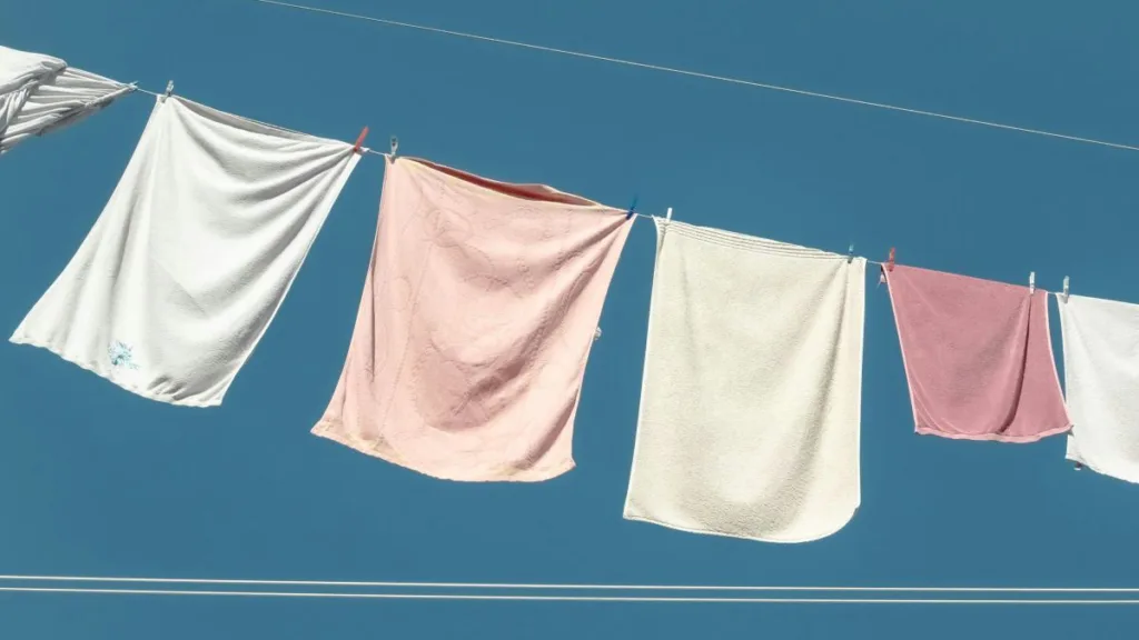 Wäsche zum Trocknen auf einer Wäscheleine