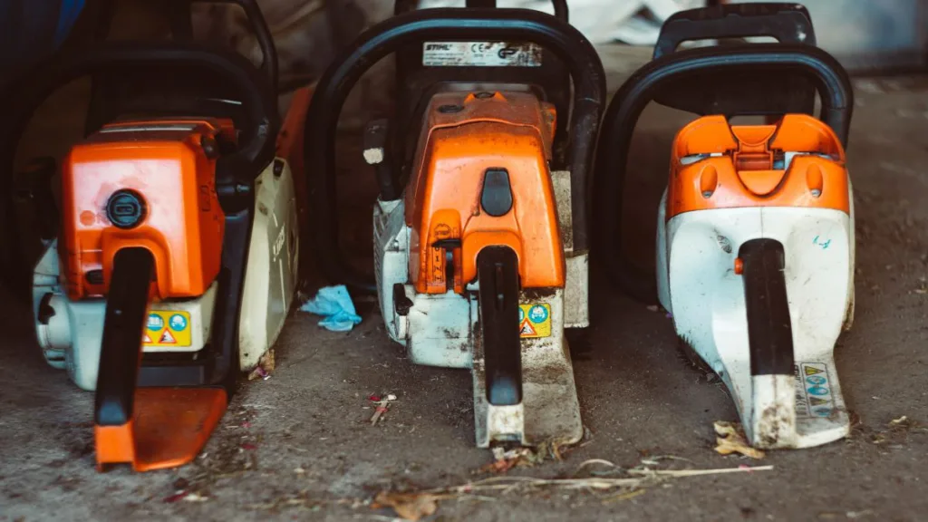 rei Benzin-Kerttensägen liegen nebeneinander