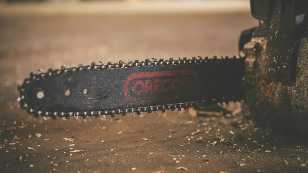 ein Sägeblatt einer Kettensäge mit Sägespänen in der Nahaufnahme