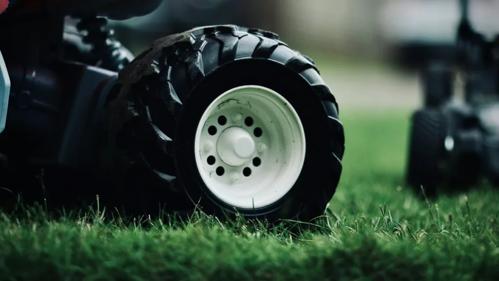 ein Rad eines Mähroboters in der Nahaufnahme