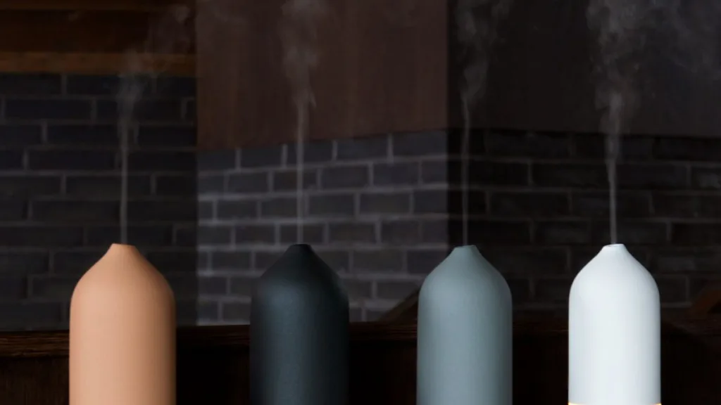 vier verschiedene Luftbefeuchter nebeneinander