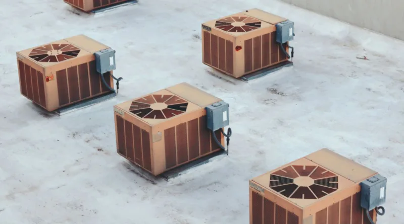 mehrere Ventilatoren auf einem Dach