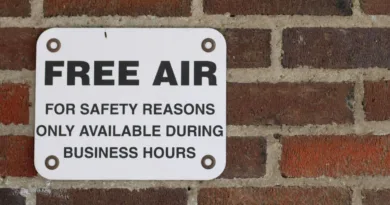 ein Schild an einer Häußerwand auf dem steht „Kostenlose Luft – aus Sicherheitsgründen nur während der Geschäftszeiten verfügbar.“