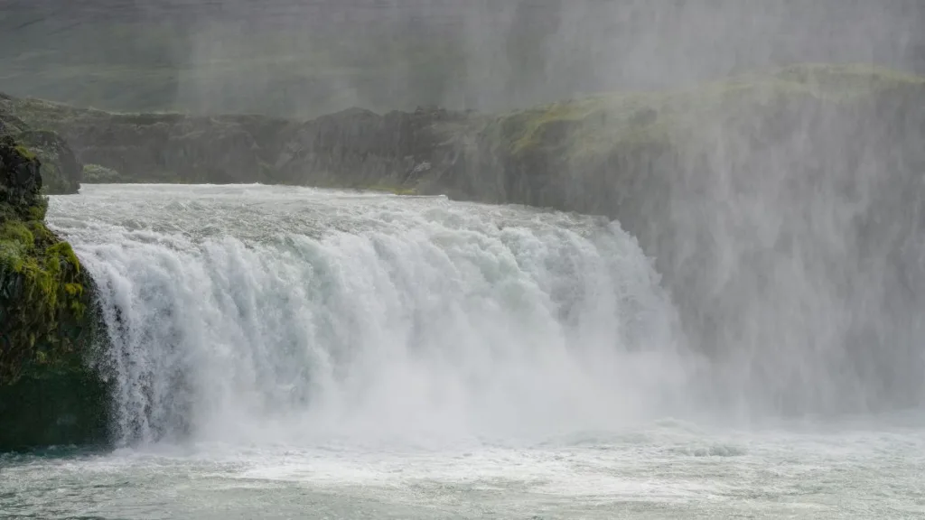 ein kleiner Wasserfall, wo viel Wasser verdunstet