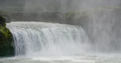 ein kleiner Wasserfall, wo viel Wasser verdunstet