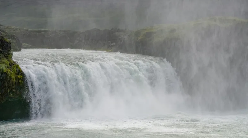 ein kleiner Wasserfall, wo viel Wasser verdunstet