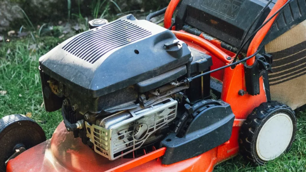 der Motorblock eines Benzin-Rasenmähers in der Nahaufnahme
