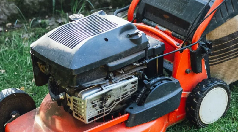 der Motorblock eines Benzin-Rasenmähers in der Nahaufnahme