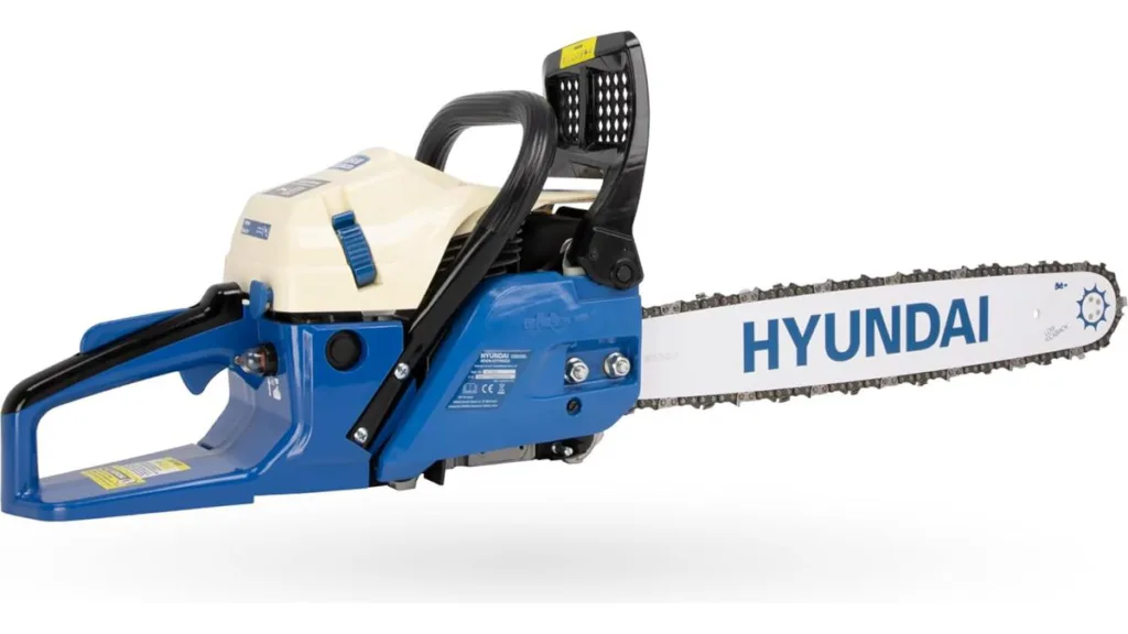 die blaue HYUNDAI CS6220G Benzin-Kettensäge mit 61,5 cm³ und 50cm Schwert