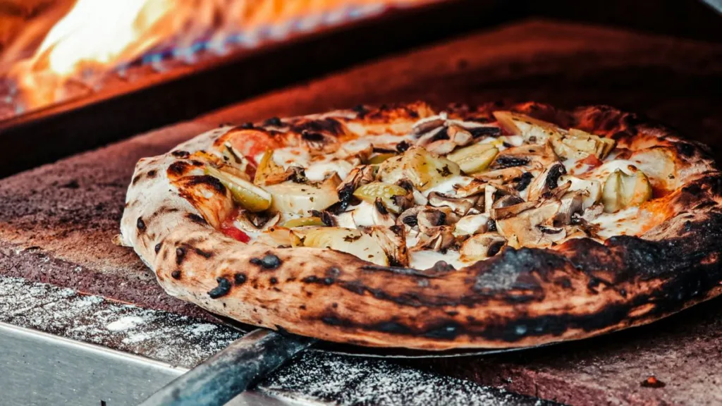 eine fertige Pizza direkt aus dem Gas-Pizzaofen