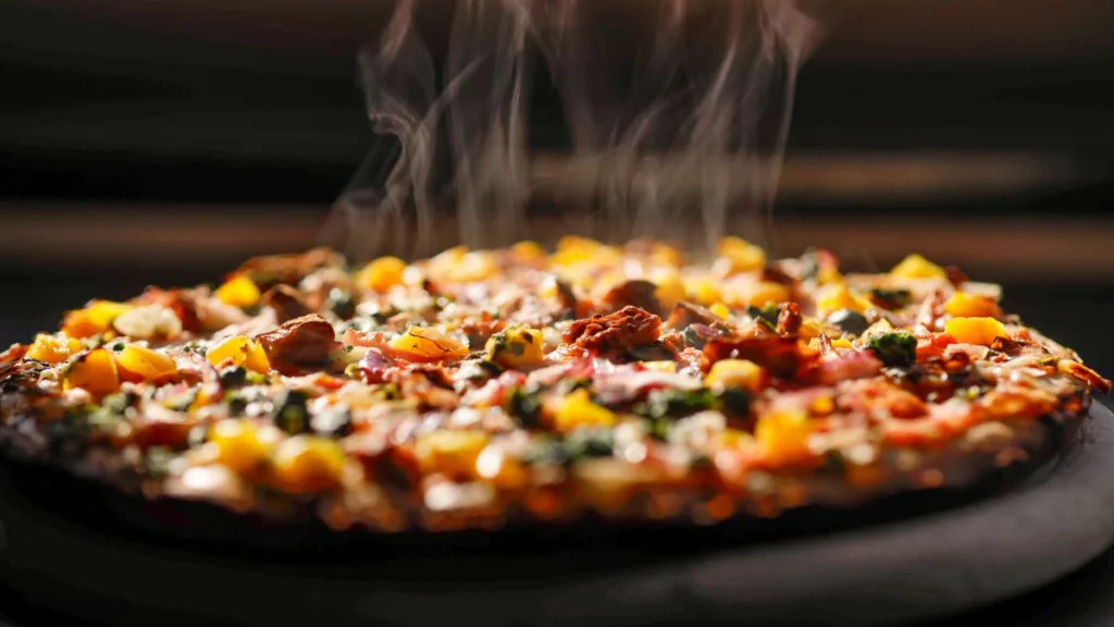eine fertige dampfende Pizza