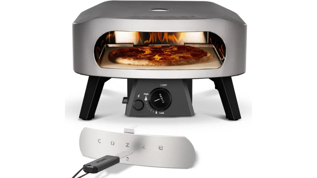 Silberner Cozze Gas-Pizzaofen mit brennenden Flammen im Inneren, einer Pizza auf dem Stein und Frontabdeckung