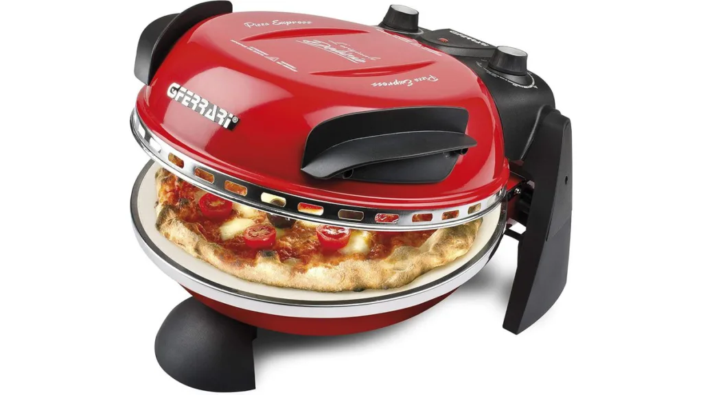 Roter G3 Ferrari Pizzaofen mit einer Pizza auf dem Pizzastein