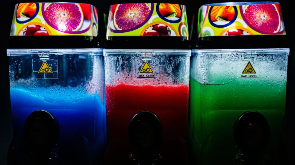 Blau, rot und grünes Slushieis in behältern