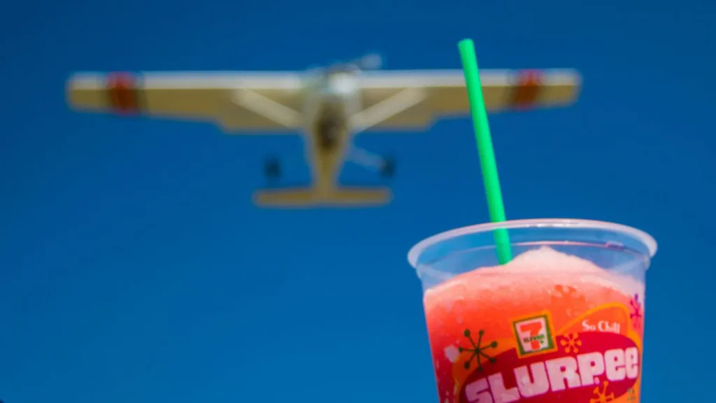ein Slushi und im Hintergrund verschwommen ein Flugzeug