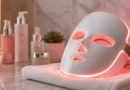 eine LED-Gesichtsmaske liegt auf einem Schminktisch