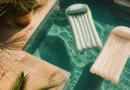 Sommerlicher Pool mit aufblasbaren Lounges auf dem Wasser