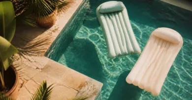 Sommerlicher Pool mit aufblasbaren Lounges auf dem Wasser