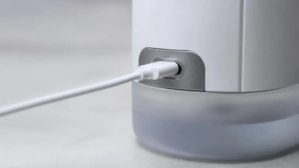 USB‑C Anschluss eines automatischen Seifenspenders beim Laden