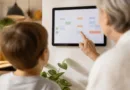 Digitaler Wandkalender in Familienküche, Monatsansicht mit farbigen Einträgen