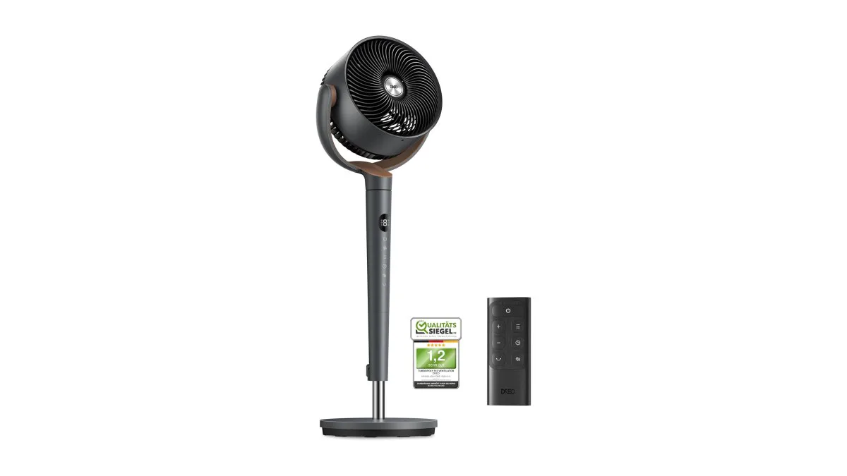 Moderner, schlanker Standventilator in einem Wohnraum