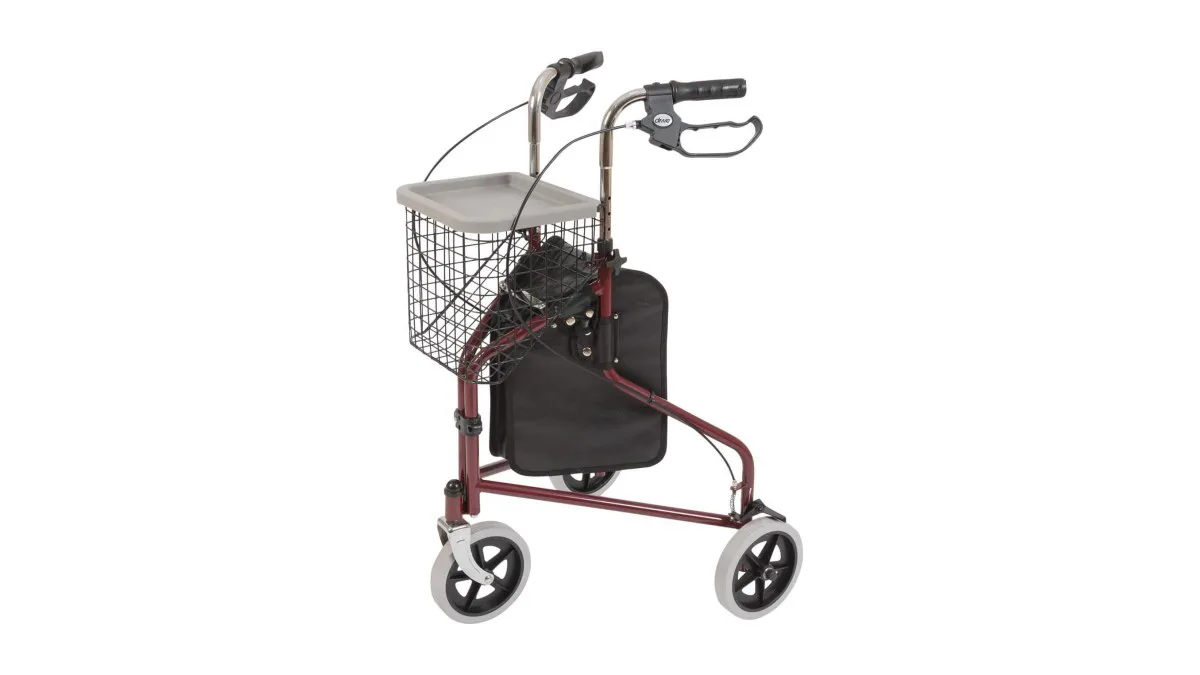 Kompakter DRIVE Dreirad‑Rollator in Wohnraumumgebung, für enge Wohnbereiche