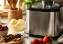 Eismaschine auf Arbeitsplatte mit frischen Zutaten