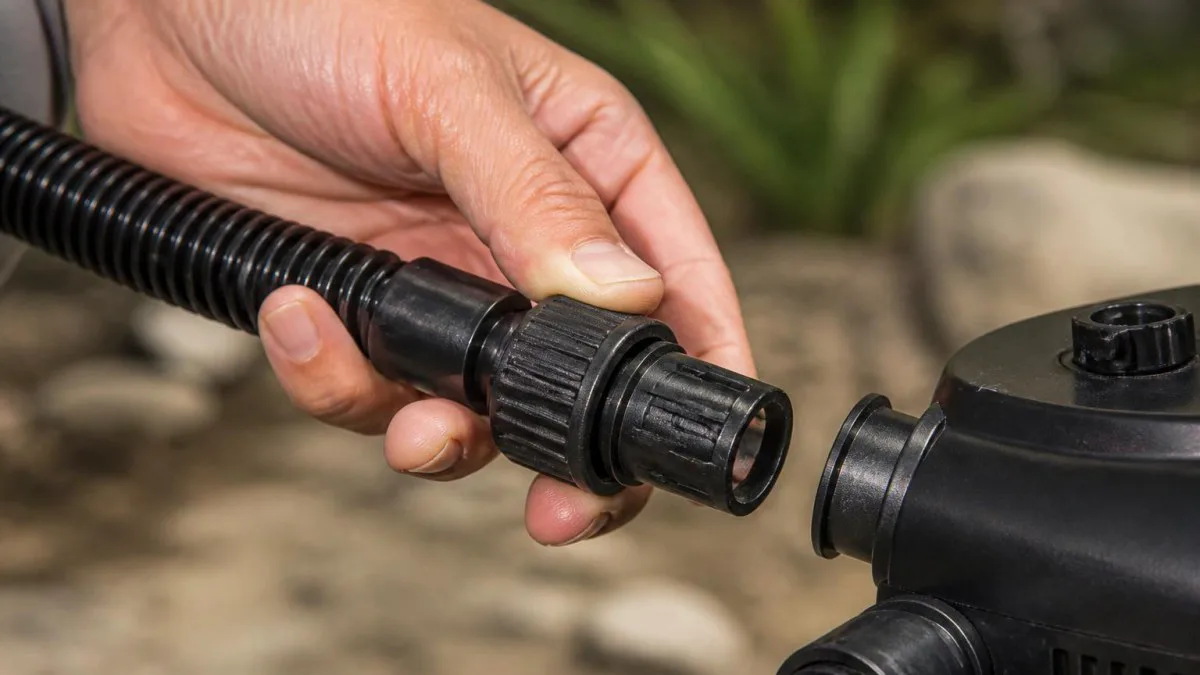 Hand setzt SUP-Adapter an tragbare Luftpumpe