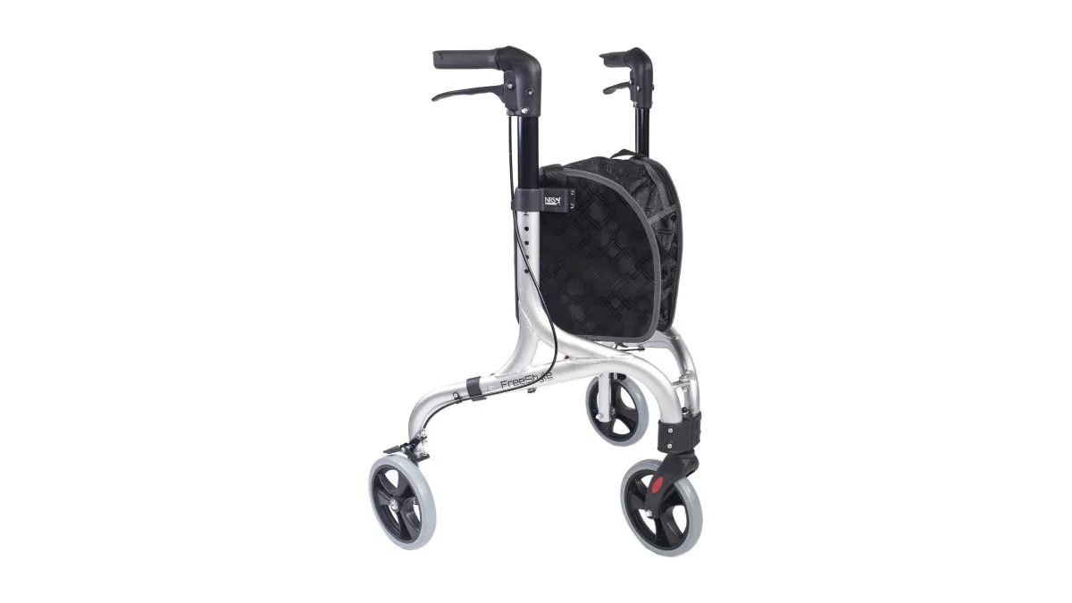 Silberner NRS Freestyle Dreirad‑Rollator, robust und kompakt, im Innenraum