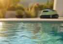 Sommerlicher Privatpool mit angedeutetem Akku‑Poolroboter