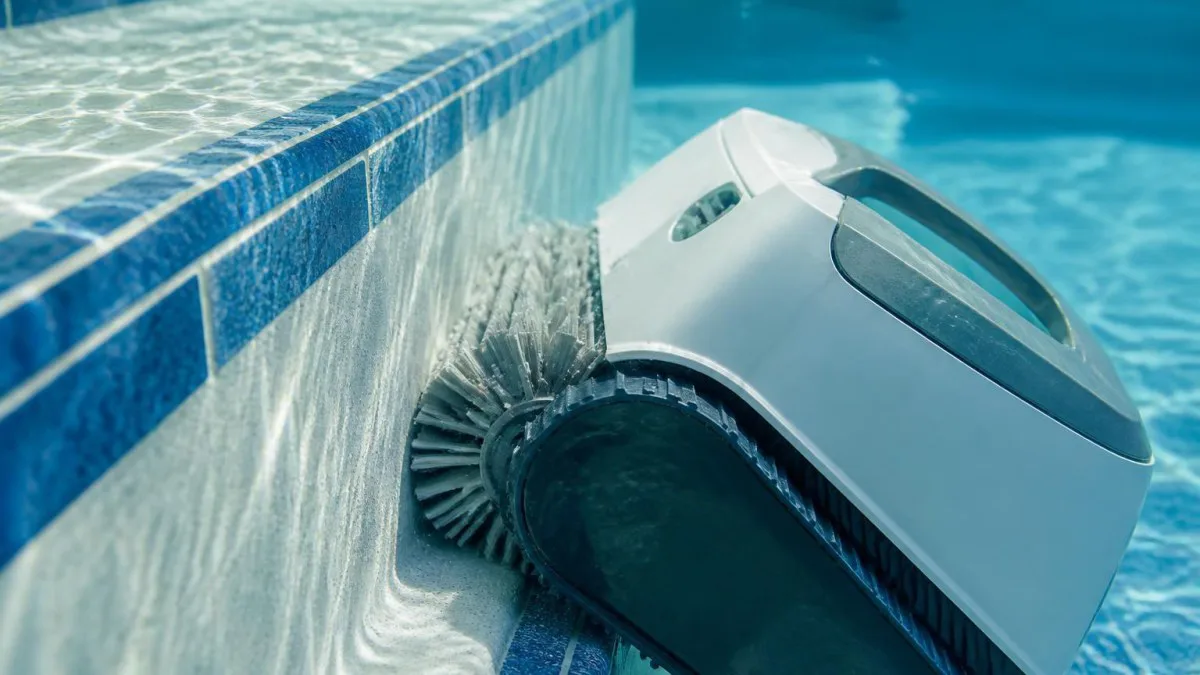 Poolroboter an der Wasserlinie einer Treppe
