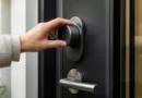 Haustür mit modernem Smart Lock, Nahaufnahme