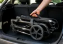 Zusammengefalteter Rollator im Kofferraum eines Kleinwagens, zeigt kompaktes Packmaß