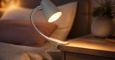 Moderne Klemmlampe an Nachttischkante mit warmem Leselicht