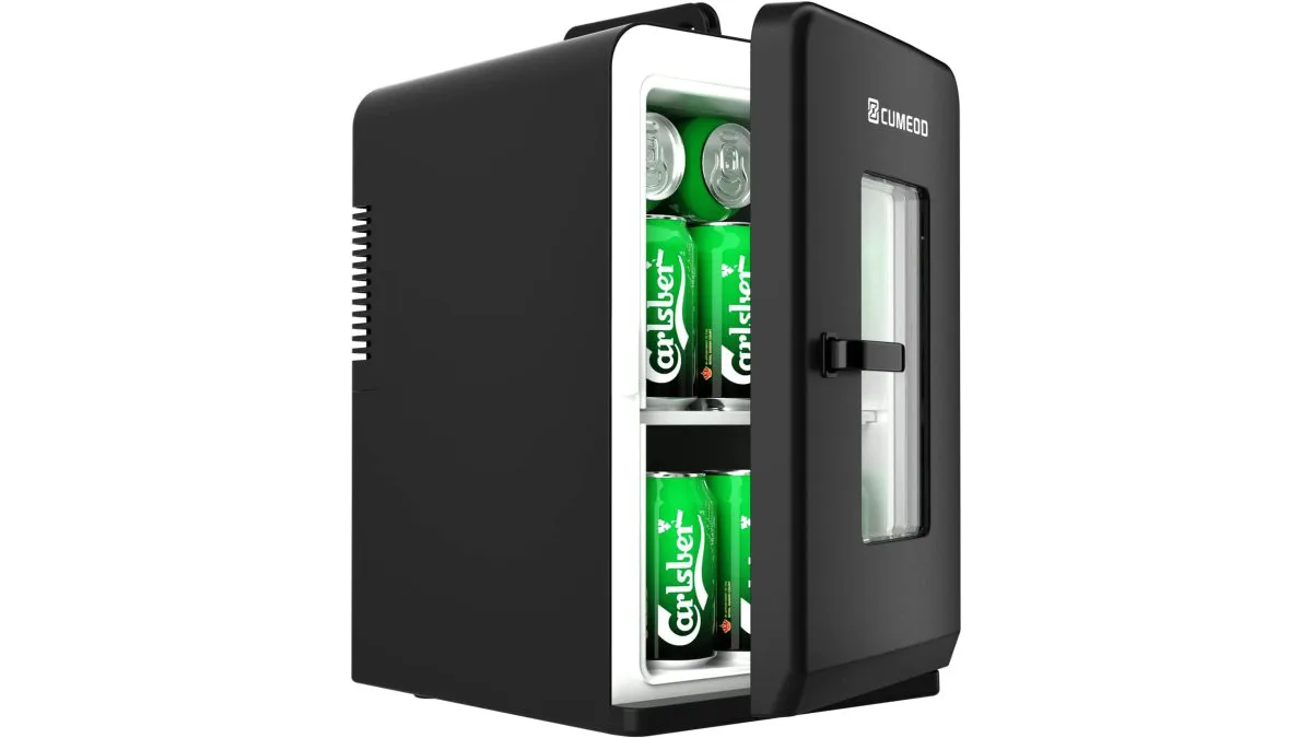 Cumeod 15 Liter Mini‑Kühlschrank mit herausnehmbarem Regal, innen bestückt mit Dosen