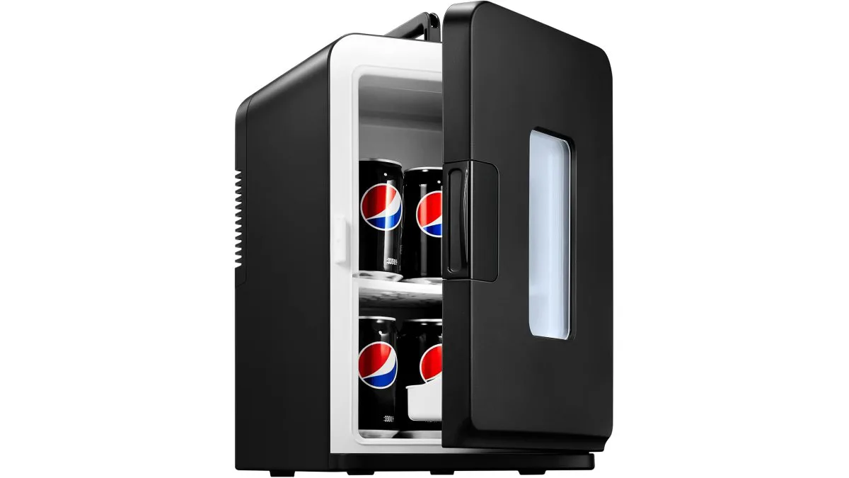 NORTHCLAN Mini‑Kühlschrank 15 Liter, kompakt und stilvoll, schwarzes Modell auf Schreibtisch